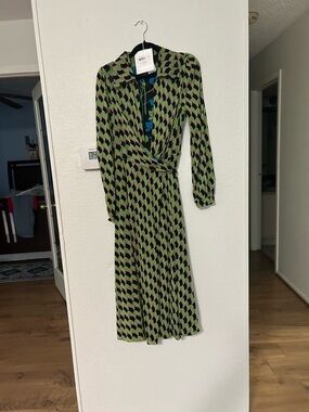 Diane Von Furstenberg Green and Black Geometric Print Long Sleeve Wrap Dress